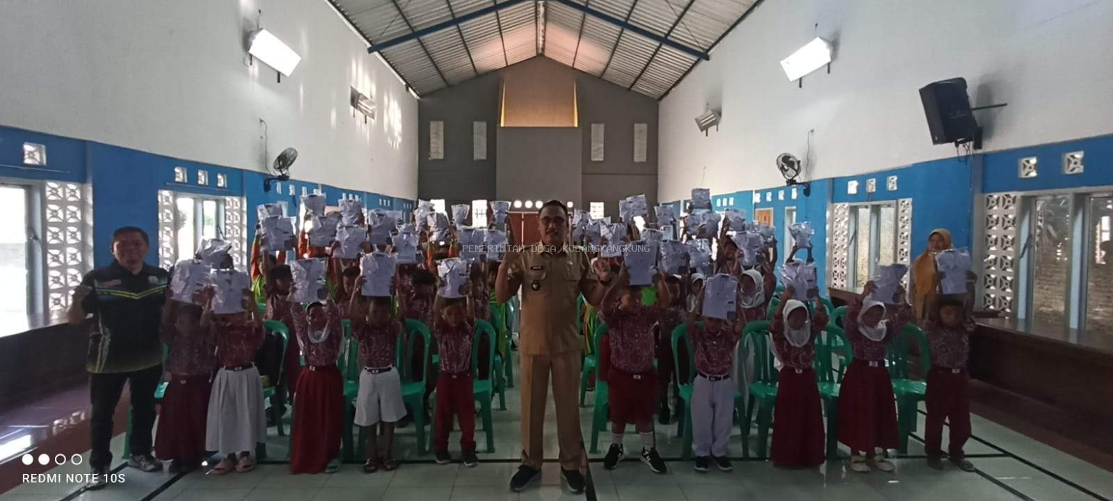 Penyaluran Dukungan Pendidikan bagi siswa miskin (baju seragam SD/MI) se Desa Kubangkangkung